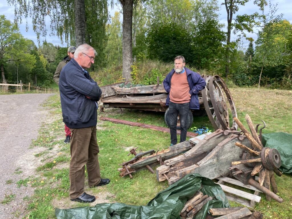 Ivan Bak og Geir Gartman med restene av kanonlavettene før restaurering. Foto: Kim Hjardar.