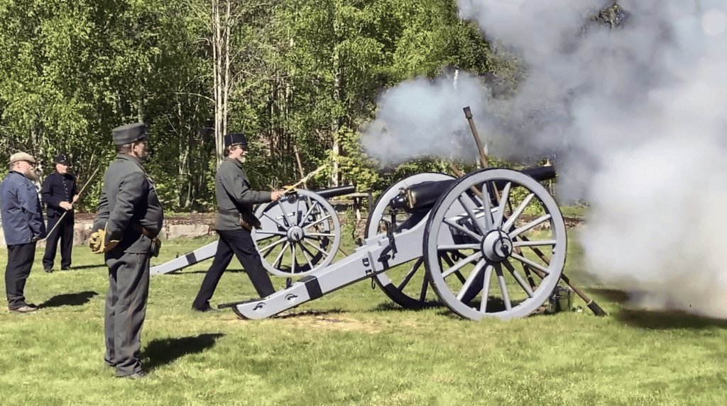 Eidsfoss Artilleri Laug med salutt 17. mai 2022.